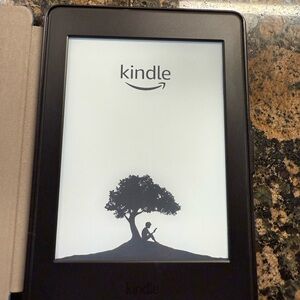 Kindle Paperwhite 3 E-Reader with cover